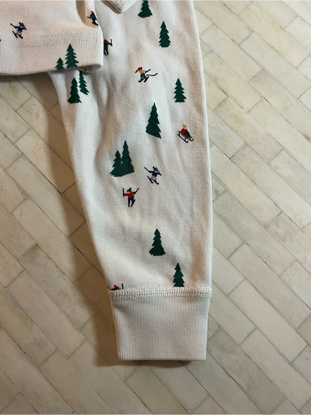 Hanna Andersson Cream Pajama Set with Green Pine Trees & Skiers EU 85 or 2T - Picture 7 of 9